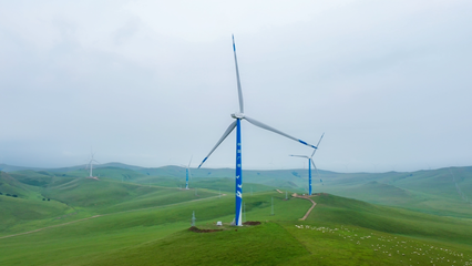 矗立在草原上的風(fēng)電機(jī)組。