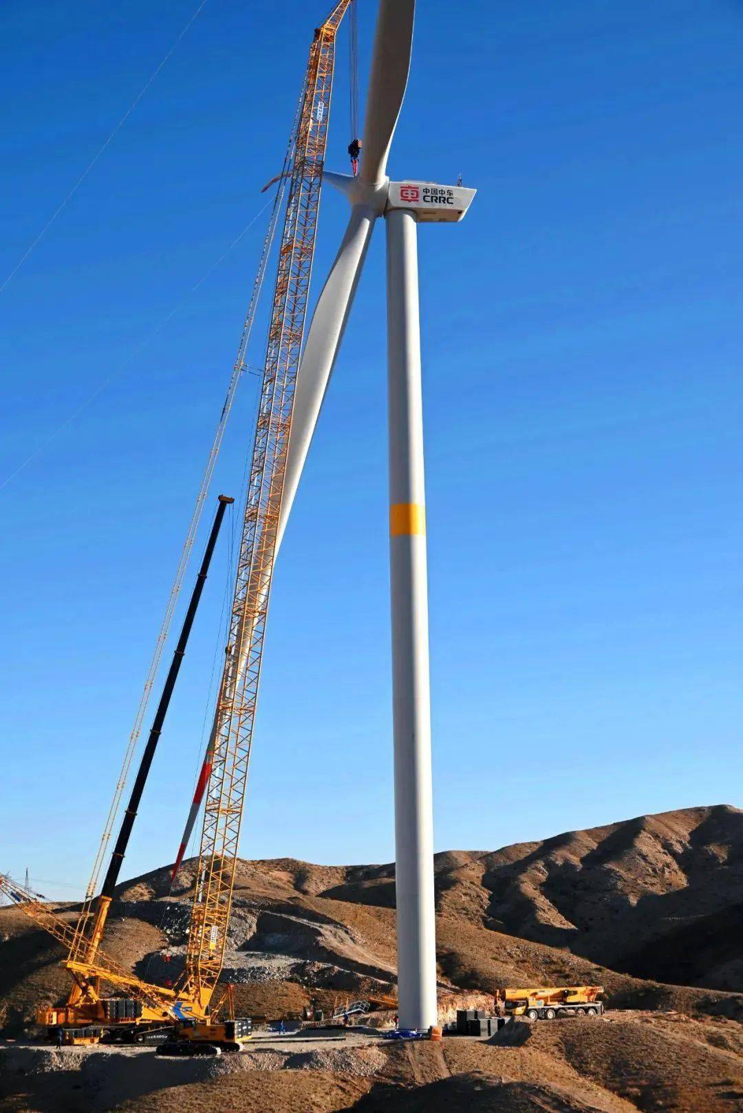 華潤(rùn)新能源阿拉善宗別立200兆瓦風(fēng)電項(xiàng)目成功完成首臺(tái)風(fēng)機(jī)吊裝